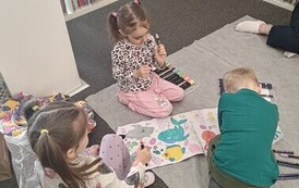 Kolorowe Odkrycia &ndash; kwietniowe zajęcia sensoplastyczne dla najmłodszych w Filii nr 6 1