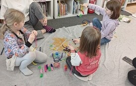 Kolorowe Odkrycia &ndash; kwietniowe zajęcia sensoplastyczne dla najmłodszych w Filii nr 6 2