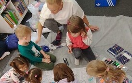 Kolorowe Odkrycia &ndash; kwietniowe zajęcia sensoplastyczne dla najmłodszych w Filii nr 6 4