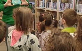 "W świecie Pokuludk&oacute;w" &ndash; czytamy, bawimy się, poznajemy bibliotekę. Lekcja biblioteczna w Filii nr 4. 4