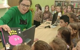 "W świecie Pokuludk&oacute;w" &ndash; czytamy, bawimy się, poznajemy bibliotekę. Lekcja biblioteczna w Filii nr 4. 5