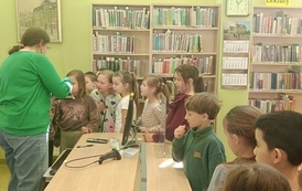 "W świecie Pokuludk&oacute;w" &ndash; czytamy, bawimy się, poznajemy bibliotekę. Lekcja biblioteczna w Filii nr 4. 6