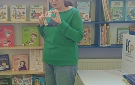 "W świecie Pokuludk&oacute;w" &ndash; czytamy, bawimy się, poznajemy bibliotekę. Lekcja biblioteczna w Filii nr 4. 7