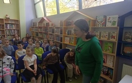 "W świecie Pokuludk&oacute;w" &ndash; czytamy, bawimy się, poznajemy bibliotekę. Lekcja biblioteczna w Filii nr 4. 8