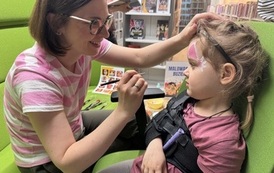 Zostań twarzą bajki - malowanie buziek w Filii nr 6 1