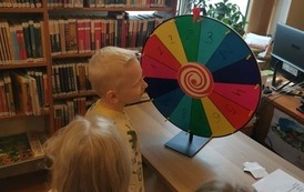 "Zgadnij z jakiej to bajki" - lekcja biblioteczna w Filii nr 1 7