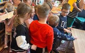 "W świecie bajek i baśni" - lekcja biblioteczna w Filii nr 1 12