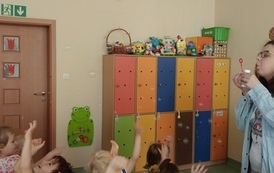 Kolory, kształty i bańki mydlane &ndash; wizyta Filii nr 4 w Żłobku Miejskim nr 2 w Pruszkowie! 1