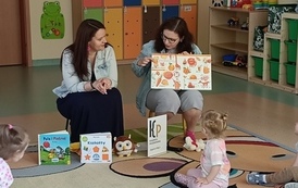 Kolory, kształty i bańki mydlane &ndash; wizyta Filii nr 4 w Żłobku Miejskim nr 2 w Pruszkowie! 3