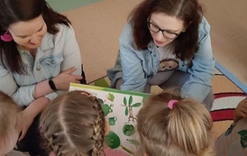 Kolory, kształty i bańki mydlane &ndash; wizyta Filii nr 4 w Żłobku Miejskim nr 2 w Pruszkowie! 4