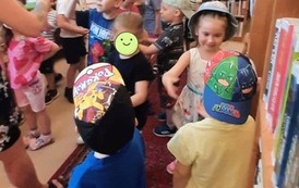 "Książki, kt&oacute;re uczą dobrych manier" - lekcja biblioteczna w Filii nr 1 24