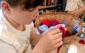 "Szydełkowe wariacje w bibliotece" - warsztaty międzypokoleniowe w Filii nr 1 8