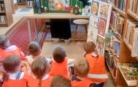 "Książki, kt&oacute;re uczą dobrych manier" - lekcja biblioteczna w Filii nr 1 10