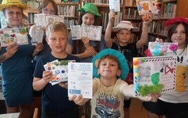 "Własnoręczna poczt&oacute;wka pełna słońca" - warsztaty w Filii nr 1 1