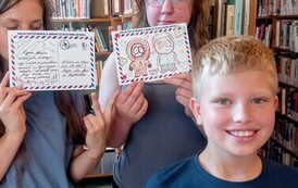 "Własnoręczna poczt&oacute;wka pełna słońca" - warsztaty w Filii nr 1 2