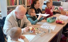 "Zaczarowany świat jabłka" - warsztaty edukacyjno-artystyczne dla dzieci w Filii nr 1 16