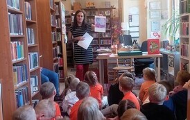 "Baśnie, kt&oacute;re znamy i lubimy" - lekcja biblioteczna w Filii nr 1 5