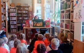"Baśnie, kt&oacute;re znamy i lubimy" - lekcja biblioteczna w Filii nr 1 7