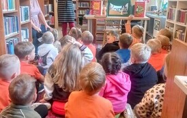 "Baśnie, kt&oacute;re znamy i lubimy" - lekcja biblioteczna w Filii nr 1 8