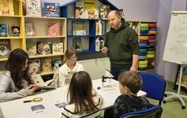 "Odciski palc&oacute;w i kryminalistyka" &ndash; detektywistyczna przygoda z Detektywem Pozytywką!  relacja z warsztat&oacute;w Projektu Biblioteka- Portal Odkrywc&oacute;w. &bdquo;Biblioteka &ndash; Portal Odkrywc&oacute;w. Poznajemy świat przez 19