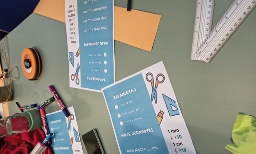 Relacja z warsztatów „Jednostki miar w praktyce – odkrywamy świat przez mierzenie!”, zrealizowanych w ramach projektu „Biblioteka – Portal Odkrywców. Poznajemy świat przez doświadczenie”. Zajęcia odbyły się 15 października 2026 r. w Filii 4 Książnicy Pruszkowskiej. Dzieci poznawały dawne i współczesne jednostki miar, wykonywały własne pasy miernicze inspirowane wierszem Jana Brzechwy „Siedmiomilowe buty” oraz ozdabiały prace dekoracyjnymi pieczęciami z laku.