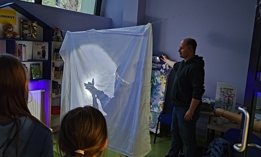 Światło i cień - teatr cieni. Relacja z warsztatów Projektu Biblioteka - Portal Odkrywców. „Biblioteka – Portal Odkrywców. Poznajemy świat przez doświadczenie”