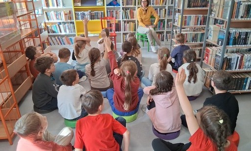 Kinga Biernacka z dziećmi w bibliotece