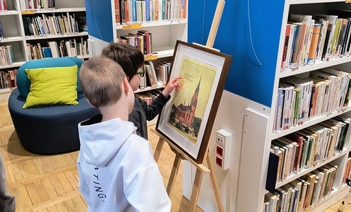 Dzieci oglądają rysunek kościoła na Żbikowie.