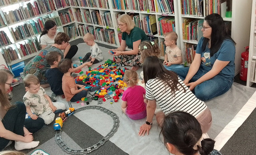 Zdjęcie do Kolorowe Odkrycia &ndash; majowe zajęcia sensoplastyczne dla najmłodszych w Filii nr 6 