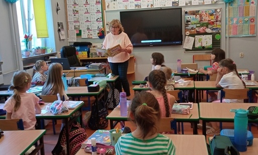 dzieci w klasie z bibliotekarką