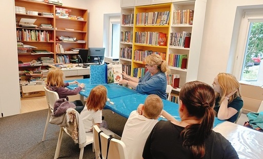 bibliotekarka z dziećmi