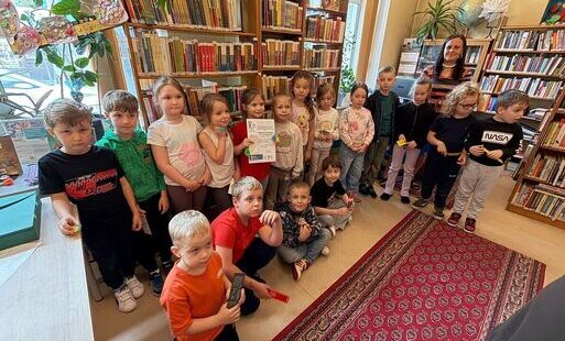 Uczestnicy lekcji biblioteczne w Filii nr 1 pt.: "Brzydkie kaczątko - historia o byciu sobą"