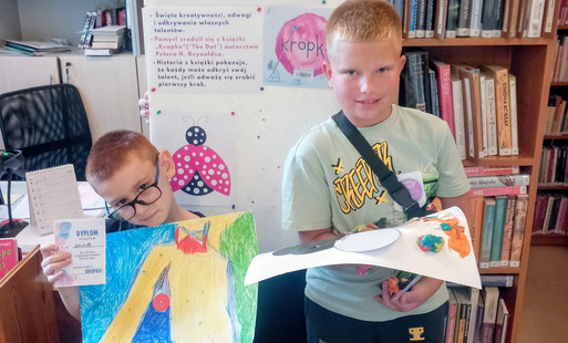 Uczestnicy warsztatów artystycznych w Filii nr 1 prezentują swoje prace.