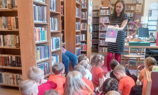 Dzieci uczestniczą w lekcji bibliotecznej „Baśnie, które znamy i lubimy” w Filii nr 1