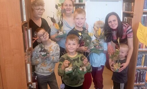 Uczestnicy warsztatów „Kolory Pani Jesieni” prezentują wykonane przez siebie prace.