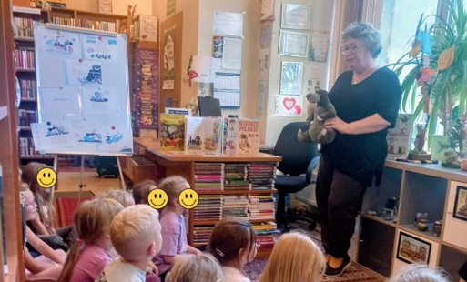 Uczestnicy lekcji bibliotecznej "Książki, które bawią" w Filii nr 1