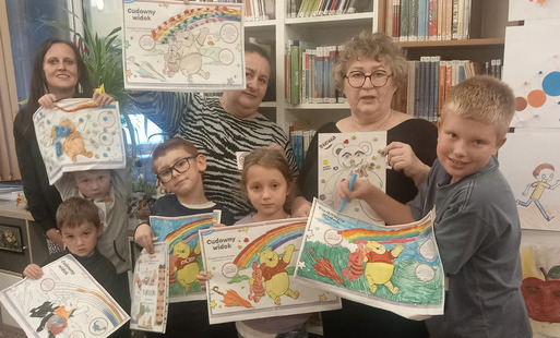 Uczestnicy warsztatów w Filii nr 1 prezentują wykonane przez siebie prace