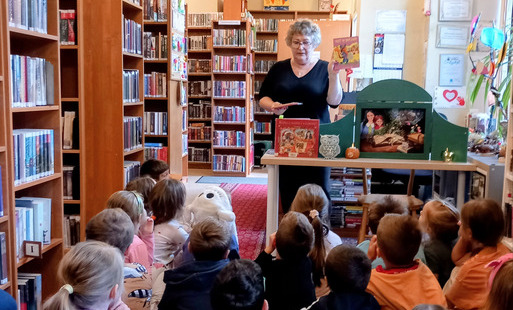 Dzieci uczestniczą w lekcji bibliotecznej „W krainie bajek” w Filii nr 1