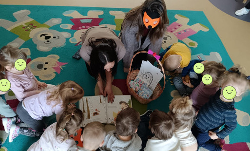 Na zdjęciu bibliotekarki podczas czytania książki dzieciom ze Żłobka Miejskiego nr 3 w Pruszkowie