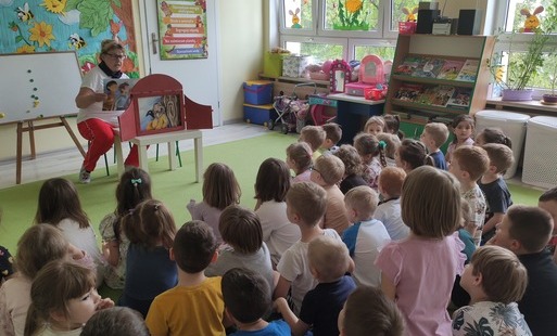 Zdjęcie do Historia dla najmłodszych z teatrzykiem Kamishibai - Oddział dla Dzieci i Młodzieży