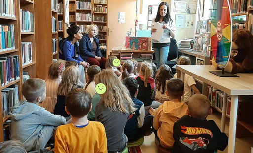 Dzieci z Przedszkola Miejskiego nr 8 w Pruszkowie uczestniczą w lekcji bibliotecznej poświęconej temu, kim jest autor, ilustrator i bohater książki.