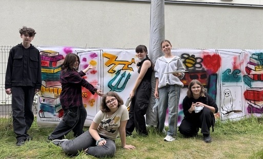 W czwartek 14.05.2026 r. w Filii nr 6 na odbyło się spotkanie Młodzieżowego Klubu Czytelniczego ze SP nr 2, podczas którego młodzież malowała sprayem wielkie drzwi do świata książek oraz dyskutowała o interesujących książkach, ciekawych światach w nich wy