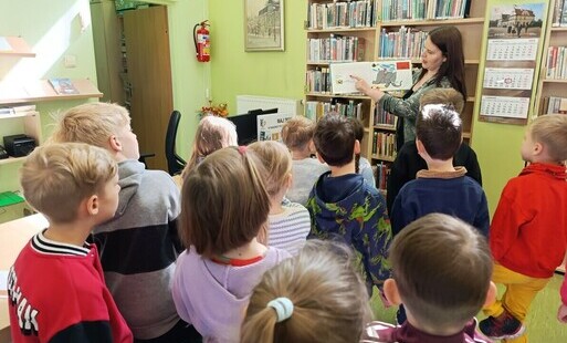 Mały czytelnik w wielkim świecie książek - lekcja biblioteczna dla dzieci z Przedszkola nr 10 w Pruszkowie
