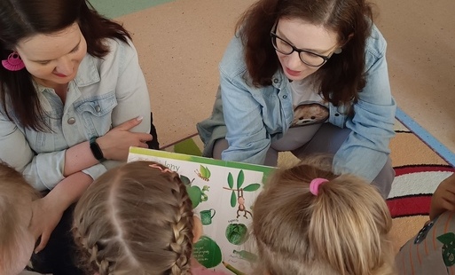 Kolory, kształty i bańki mydlane – wizyta Filii nr 4 w Żłobku Miejskim nr 2 w Pruszkowie!