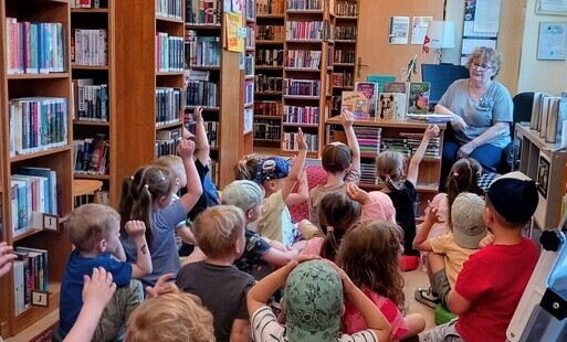 Zdjęcie przedstawia bibliotekarkę prowadzącą lekcję biblioteczną dla Przedszkola Miejskiego nr 8 w Pruszkowie o dobrych manierach i właściwym zachowaniu.