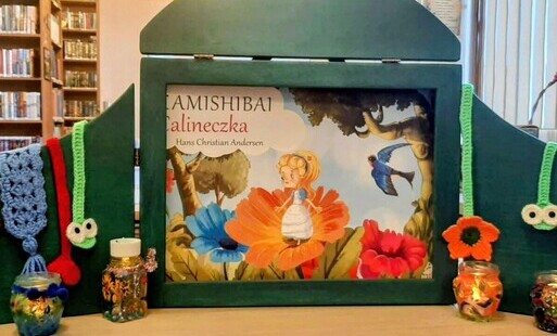 Teatrzyk kamishibai z ilustracją do baśni „Calineczka”, prezentowany podczas lekcji bibliotecznej w Filii nr 1.