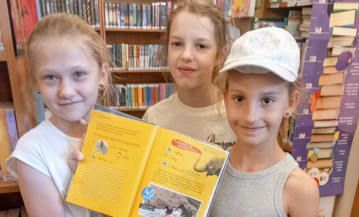 Uczniowie ze Szkoły Podstawowej nr 9 w Pruszkowie podczas lekcji bibliotecznej w Filii nr 1