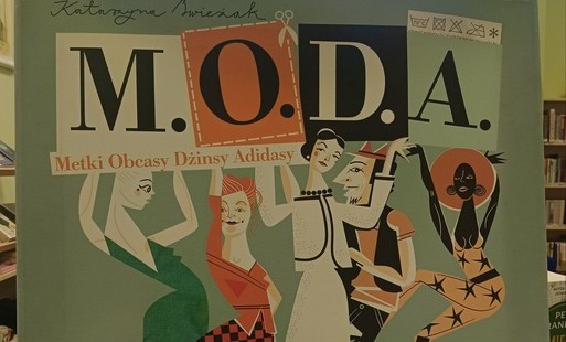 Moda, która opowiada historie – zapraszamy na wystawę w Filii nr 4!