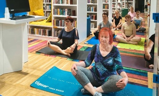 Literacka Joga na bibliotecznym tarasie - pierwszy wspólny poranek za nami!