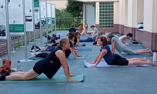 Literacka joga na tarasie Biblioteki Głównej - Oddział dla dorosłych (Kraszewskiego 13)